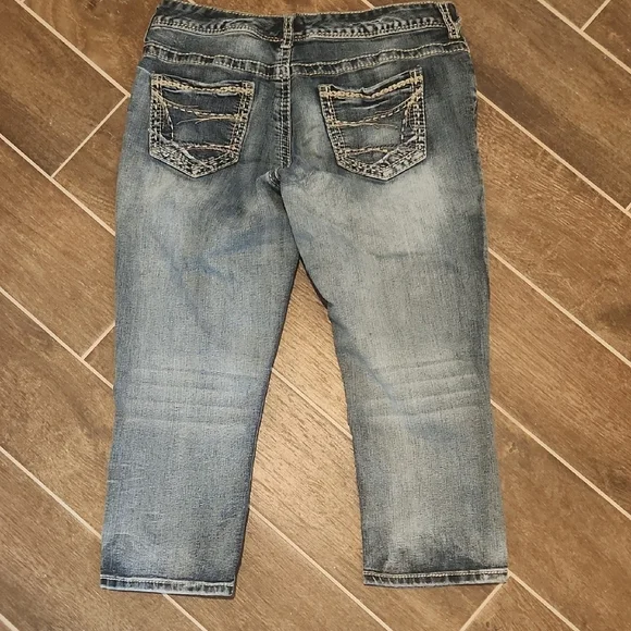 Womens Maurices Blue Cropped Ankle Jeans with Distressed Look Size 10 - Picture 4 of 4